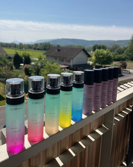 Une rangée de brumes parfumées colorées sur un balcon ensoleillé