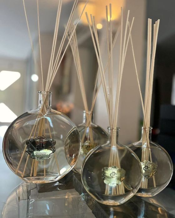 Un diffuseur de parfum d'intérieur à bâtonnets