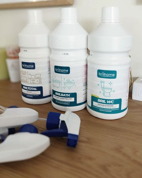 Trois flacons de produits ménagers et leurs pulvérisateurs