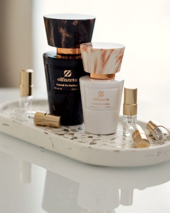 Deux flacons de parfum et des vaporisateurs de poche sur un plateau