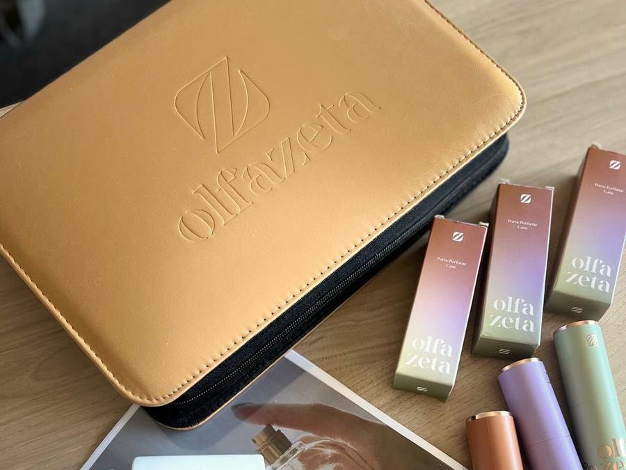 La mallette de départ, avec le catalogue, un parfum et des vaporisateurs de poche