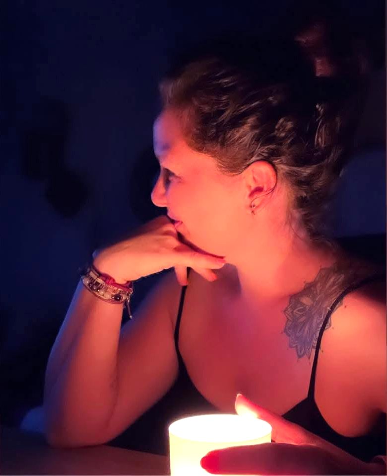Vanessa, pensive et souriante, à la lueur d'une bougie